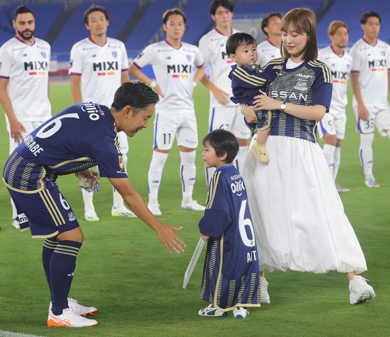 横浜対東京　試合前に家族から100試合出場を祝福される横浜渡辺（撮影・野上伸悟）