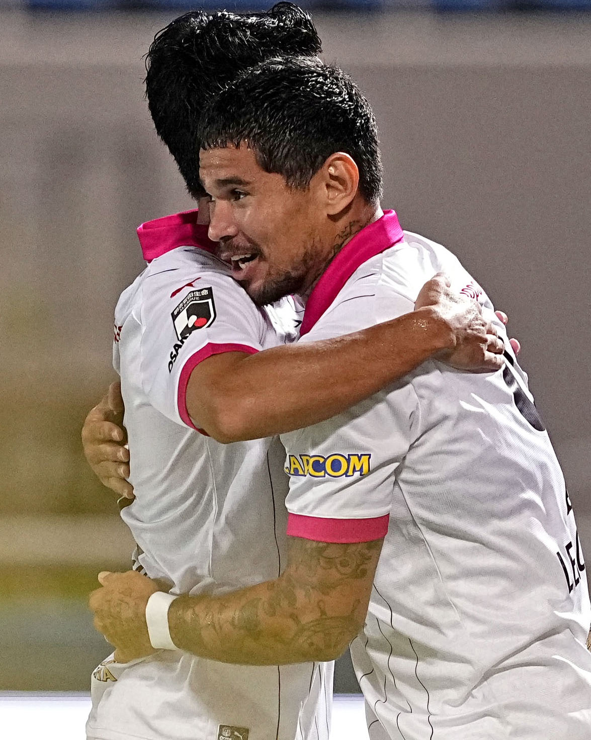 横浜FC対C大阪　後半、先制ゴールを決め、祝福されるC大阪レオ・セアラ（右）（共同）