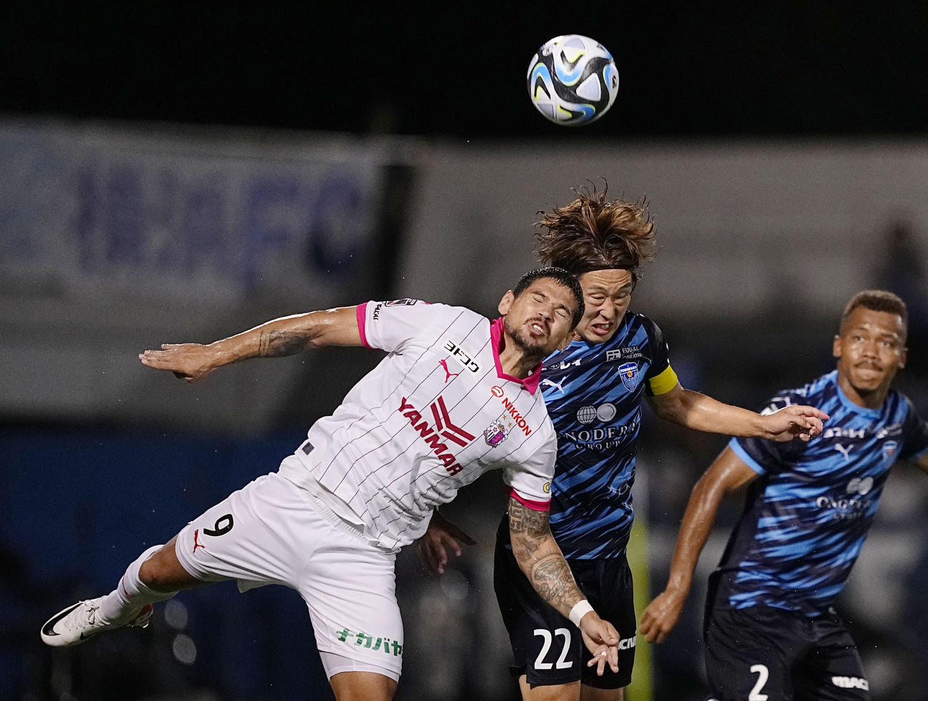 前半、競り合うC大阪レオ・セアラ（左）と横浜FC岩武（共同）