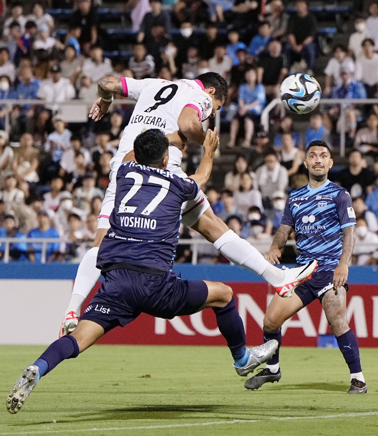 横浜FC対C大阪　後半、ヘディングで先制ゴールを決めるC大阪レオ・セアラ（手前上）（共同）