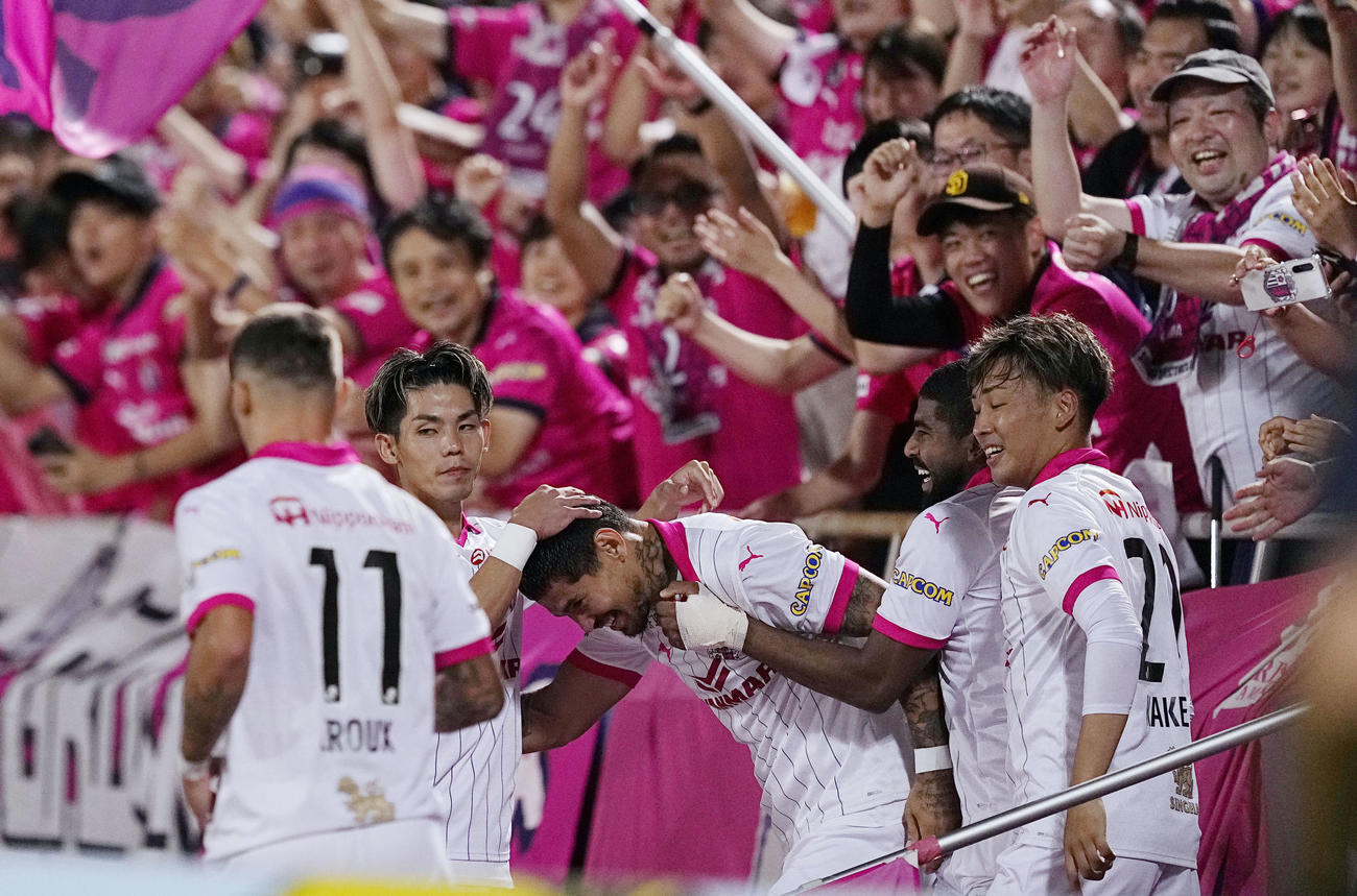 横浜FC対C大阪　後半、先制ゴールを決め、祝福されるC大阪レオ・セアラ（中央）（共同）
