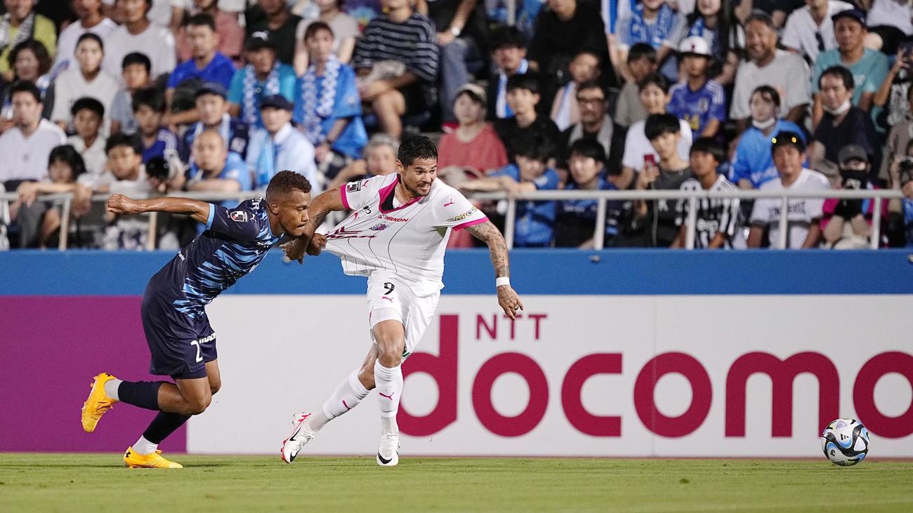 横浜FC対C大阪　後半、競り合う横浜FCのンドカ（左）とC大阪レオ・セアラ（共同）