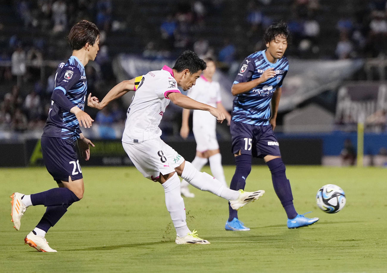 横浜FC―C大阪　後半、ゴールを狙うC大阪・香川（中央）（共同）