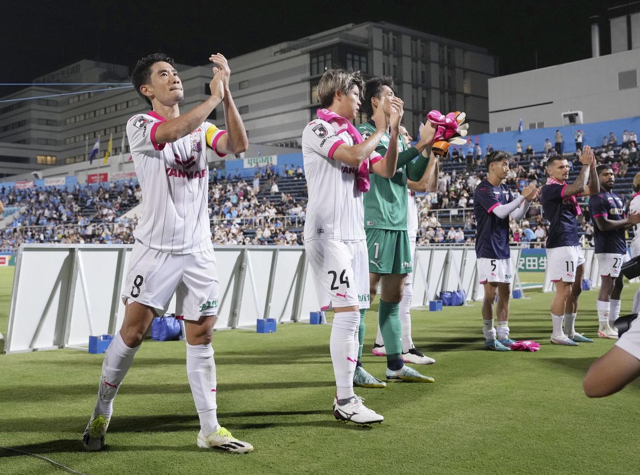 横浜FCに勝利し、声援に応える香川（左端）らC大阪イレブン（共同）