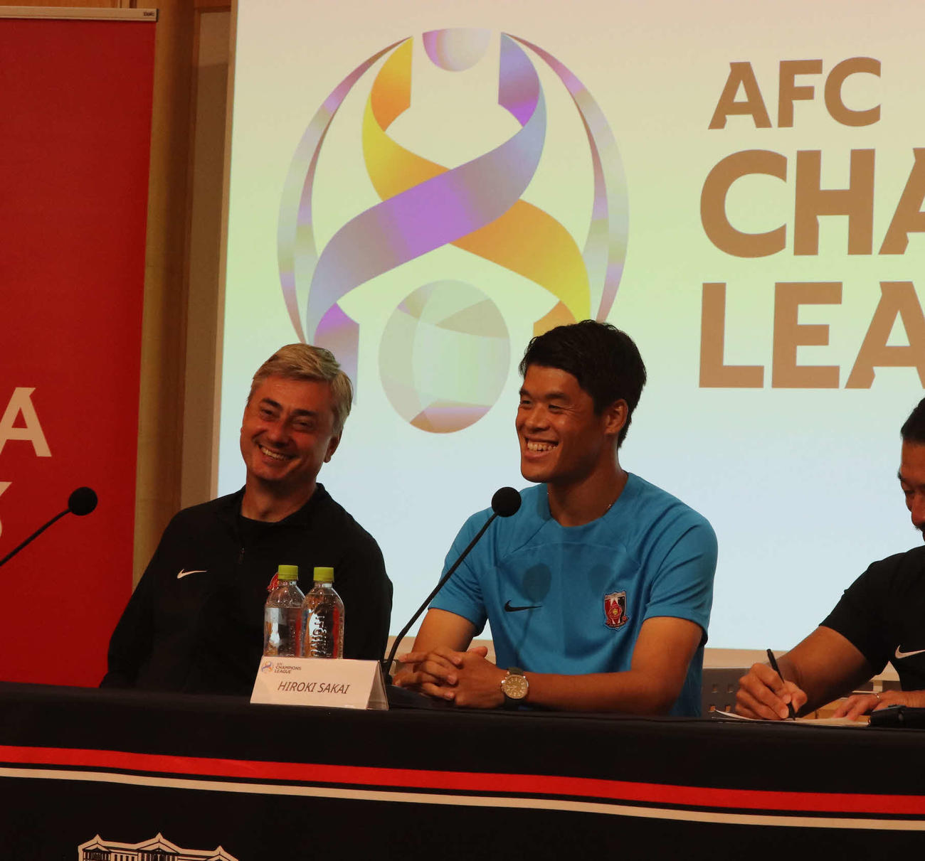 ACLプレーオフの前日会見に臨んだ浦和のスコルジャ監督（左）とDF酒井