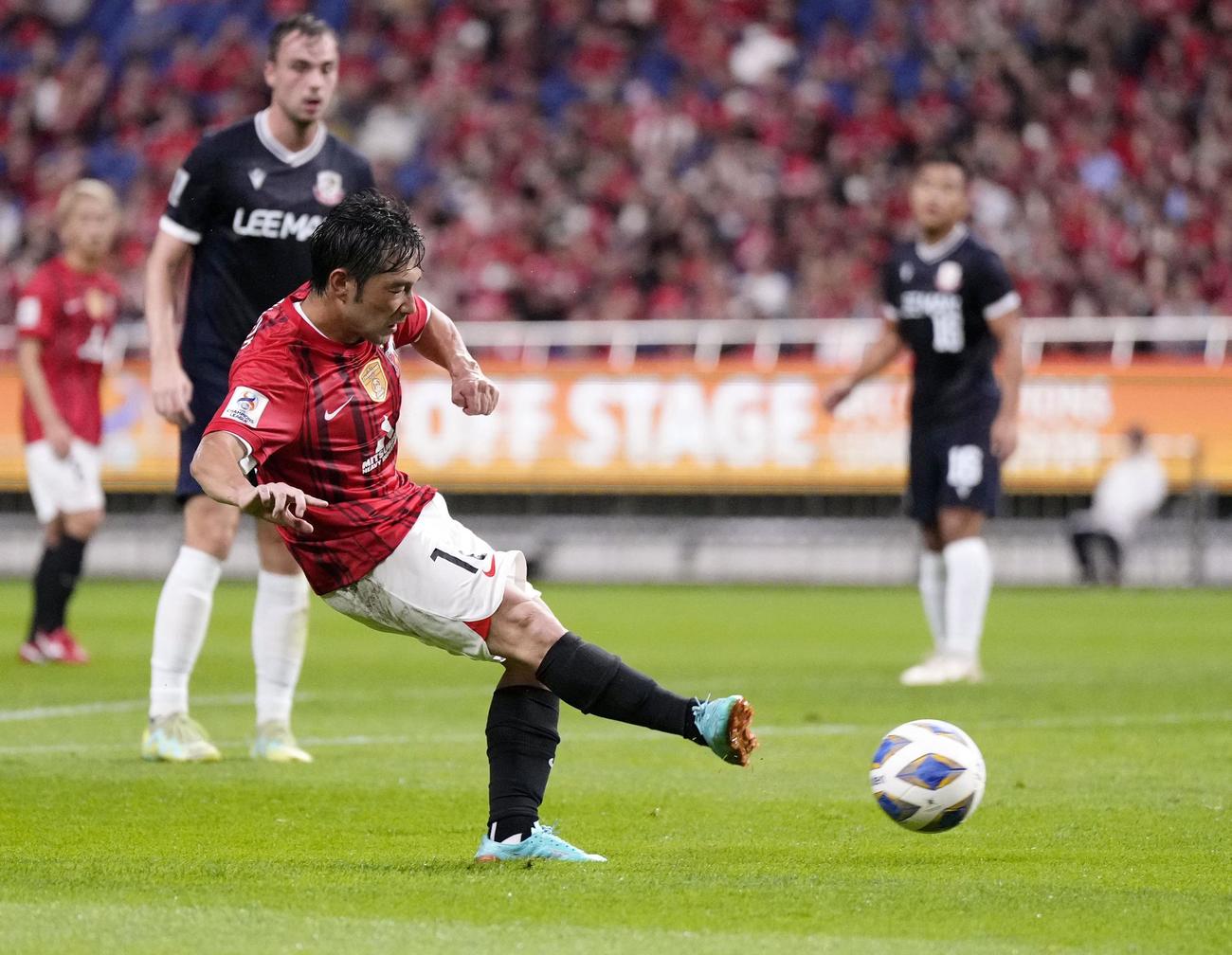 前半、ゴールを狙う浦和・中島（手前）（共同）