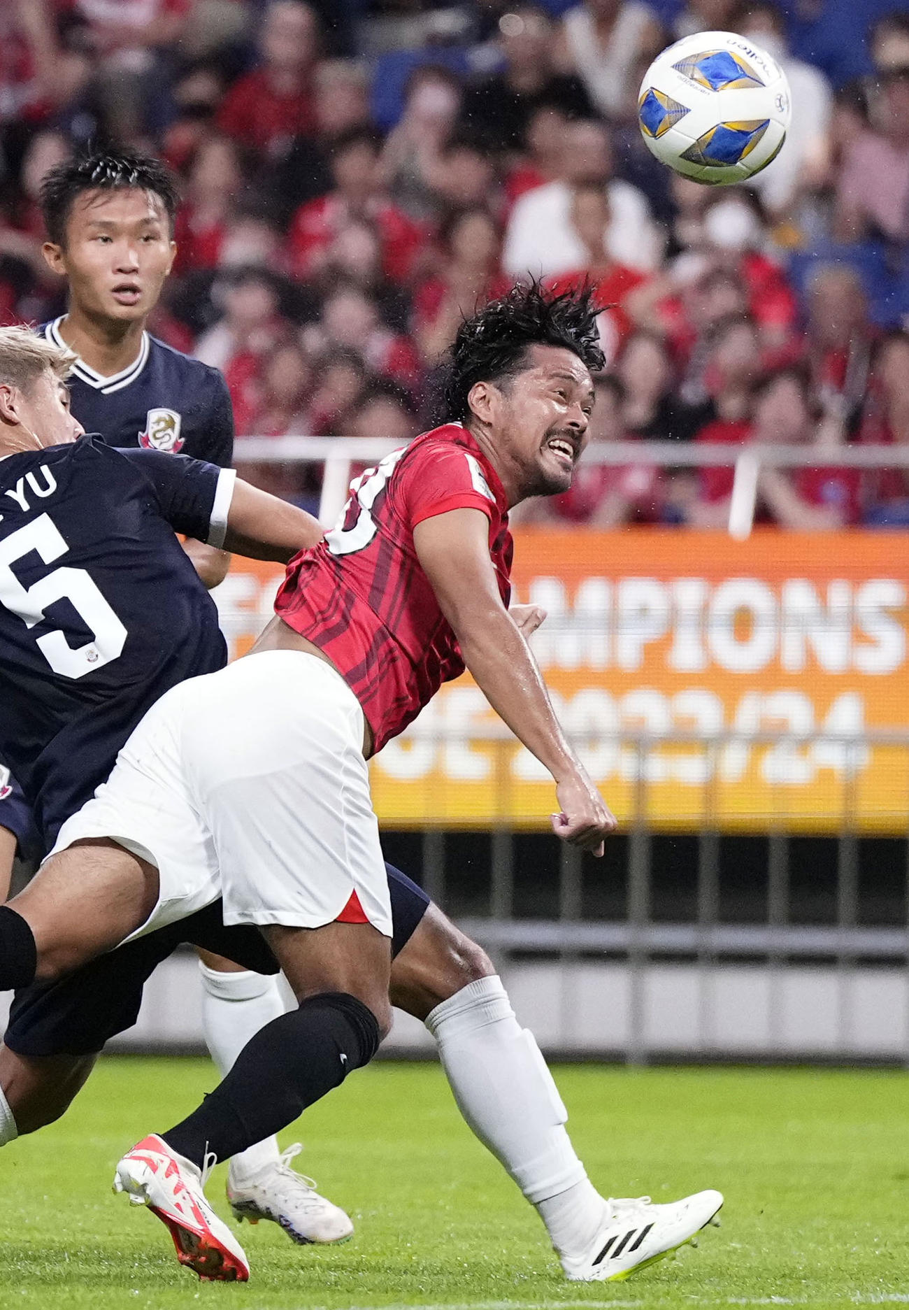 前半、ヘディングでチーム2点目のゴールを決める浦和・興梠（手前）（共同）