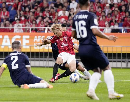 前半、先制ゴールを決める浦和・小泉（中央手前）（共同）