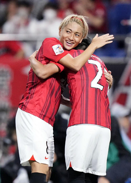 前半、先制ゴールを決め喜ぶ浦和・小泉（左）（共同）