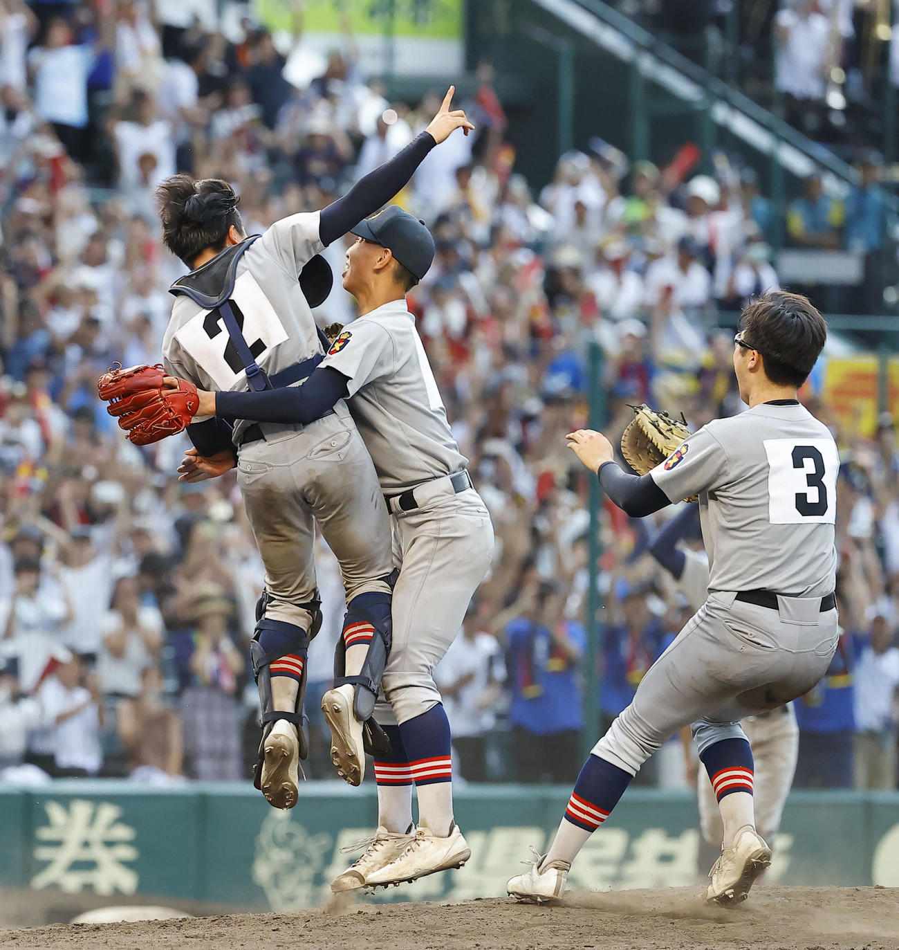 慶応対仙台育英　優勝を決め抱き合う慶応小宅（中央）と捕手渡辺憩（左）（撮影・藤尾明華）