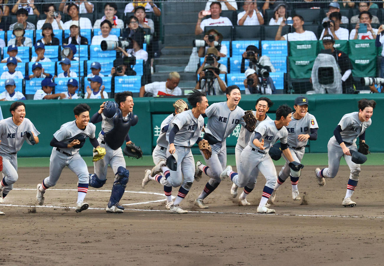 慶応対仙台育英　優勝を決めた慶応ナインは笑顔で応援席へ駆け出す（撮影・上山淳一）