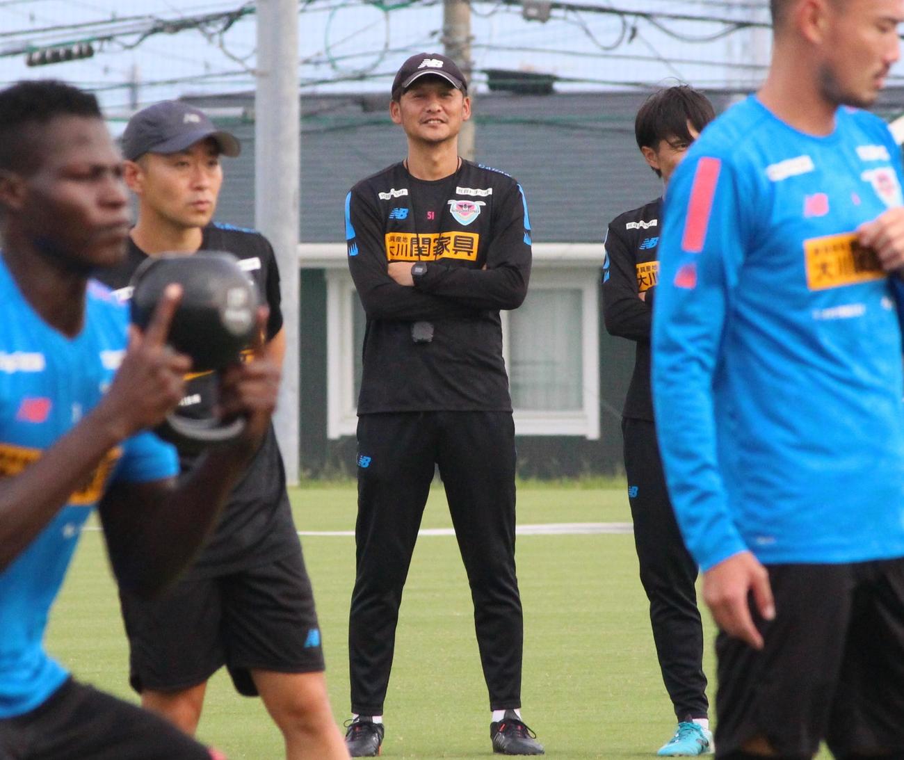 練習を見守る鳥栖川井健太監督（中央）（撮影・菊川光一）