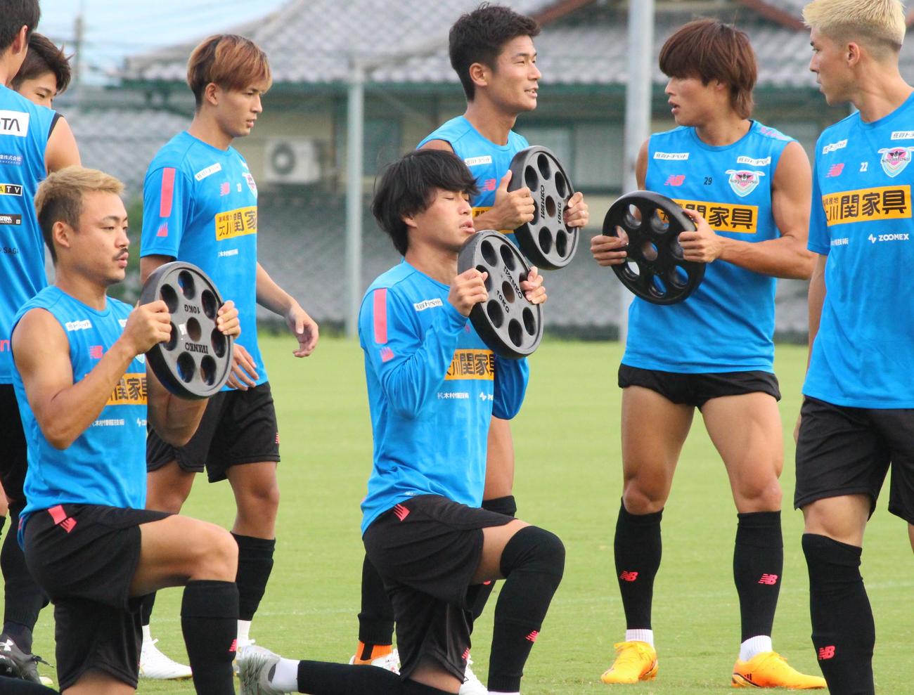 練習に励む鳥栖の選手たち（撮影・菊川光一）