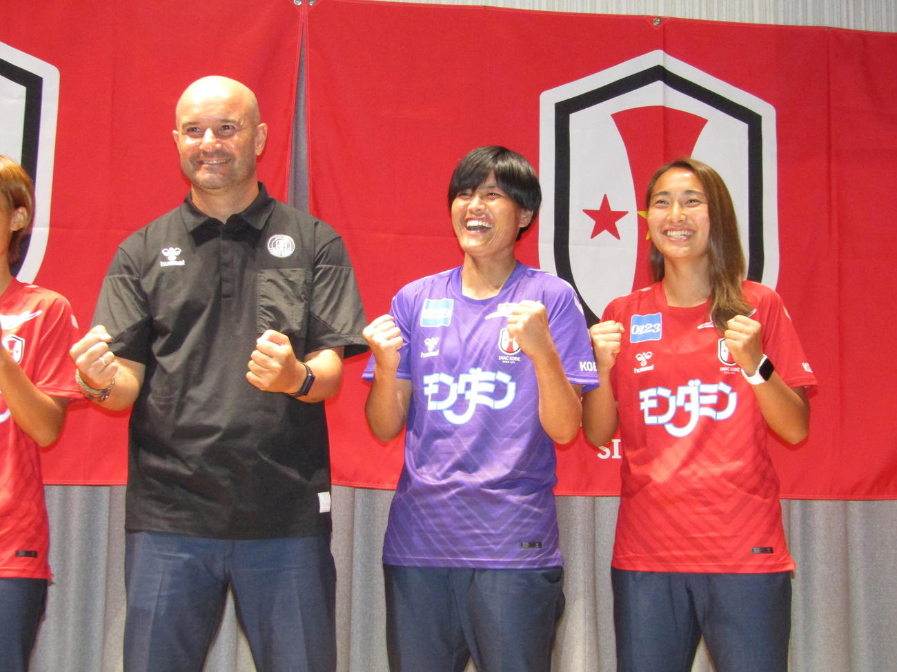 INAC神戸のフェロン監督（左）、中央は船田麻友、右は林愛花