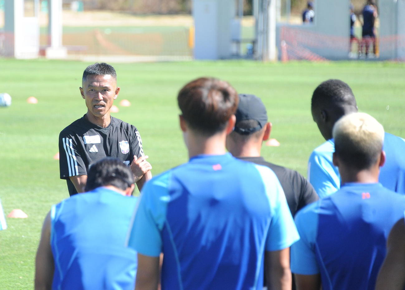 鹿島戦の前日練習開始前に選手を集めて話をする松橋監督
