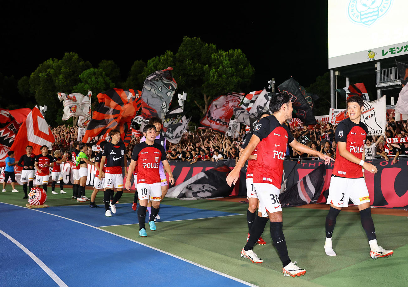 湘南対浦和　湘南に勝利し笑顔でサポーターにあいさつする酒井（右）ら浦和の選手たち（撮影・垰建太）