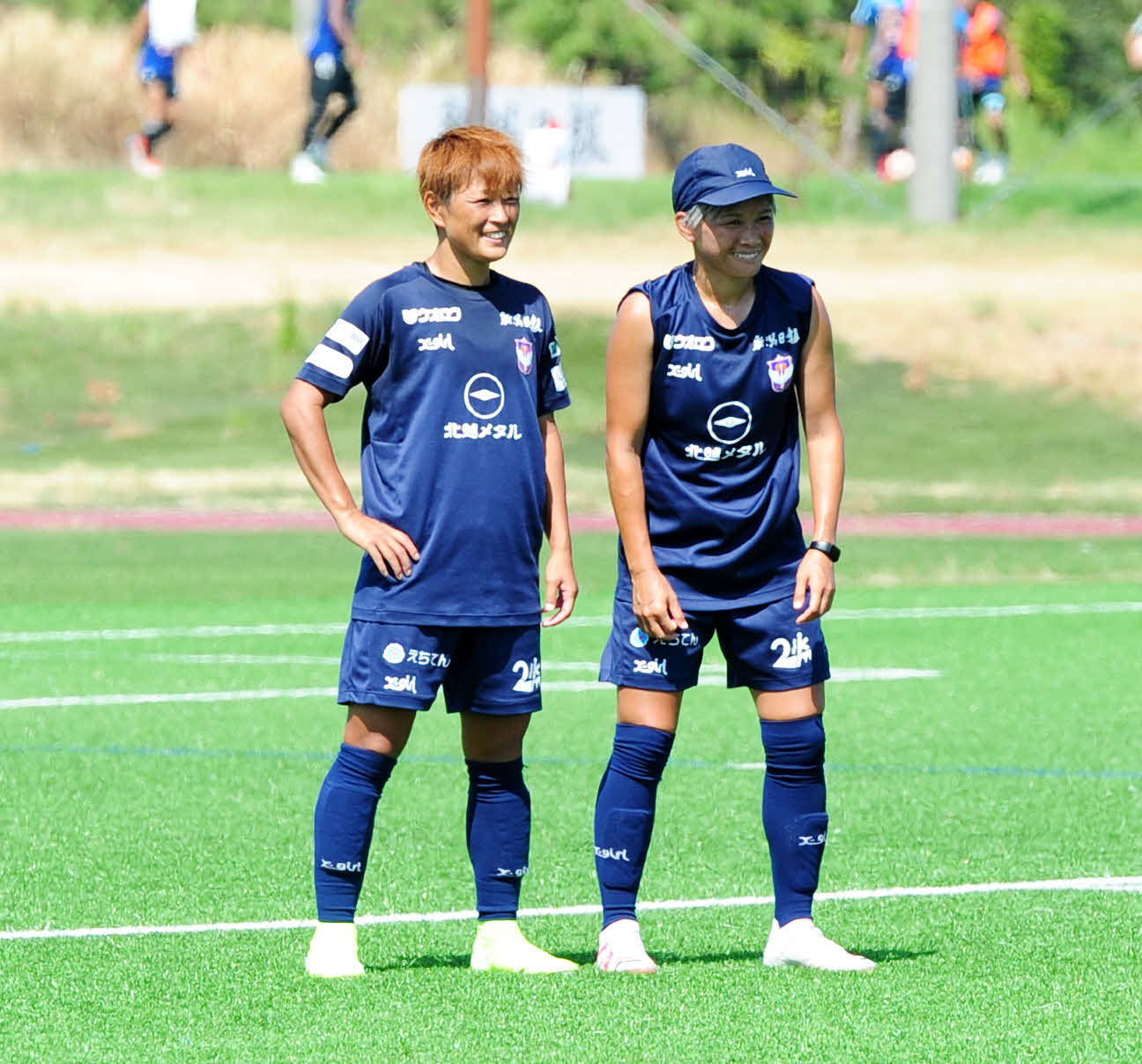セットプレーの練習で壁に入る川澄（右）と上尾野辺