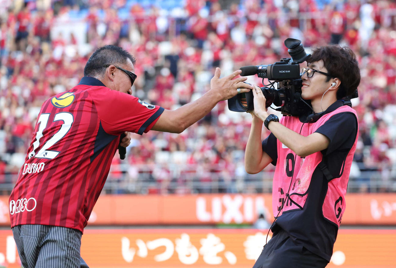 鹿島サポータを代表してカメラにビンタをする蝶野正洋（撮影・丹羽敏通）