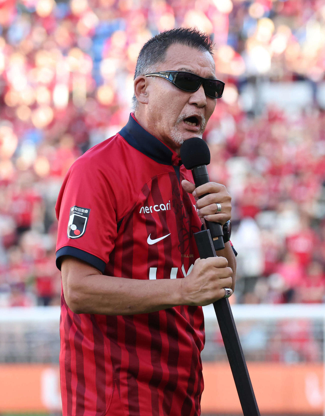 ピッチに登場して鹿島サポータに呼びかける蝶野正洋（撮影・丹羽敏通）