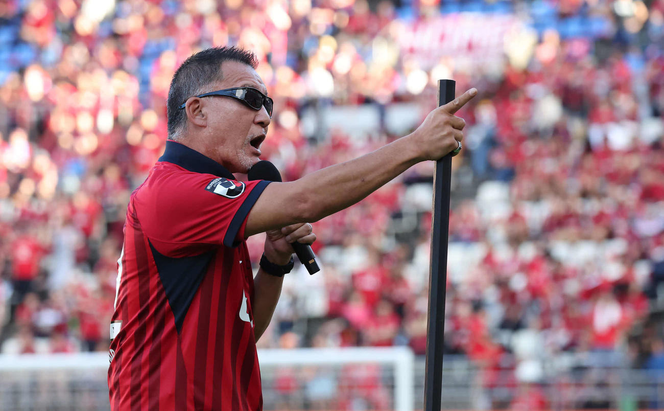ピッチに登場して鹿島サポータに呼びかける蝶野正洋（撮影・丹羽敏通）