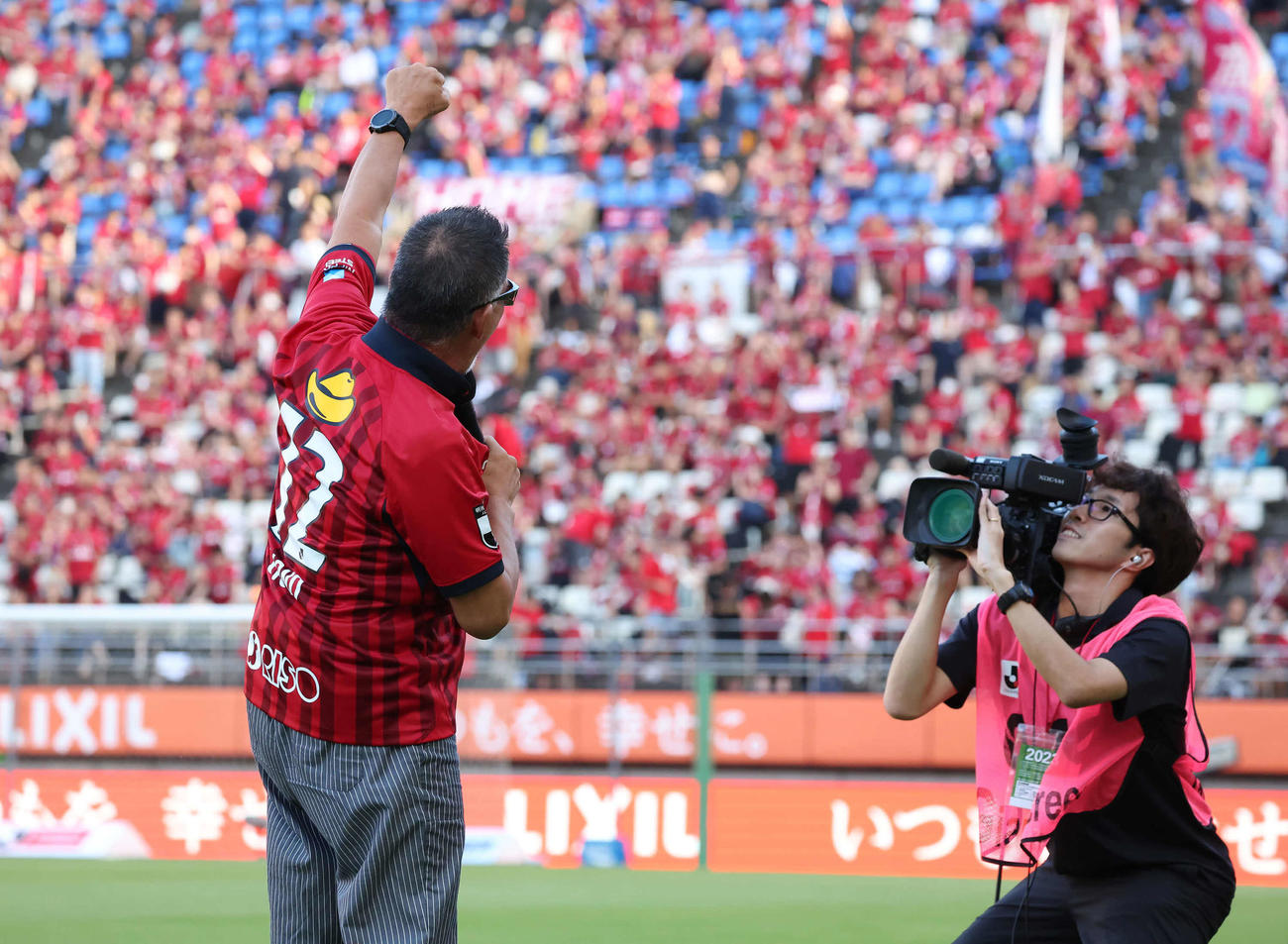 鹿島サポータを鼓舞する蝶野正洋（撮影・丹羽敏通）