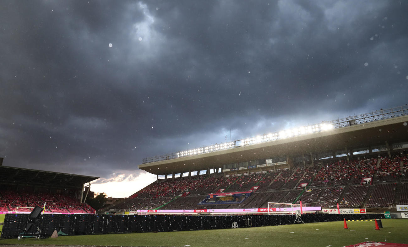 C大阪対名古屋　突然の雨に見舞われるヨドコウ桜スタジアム（撮影・白石智彦）