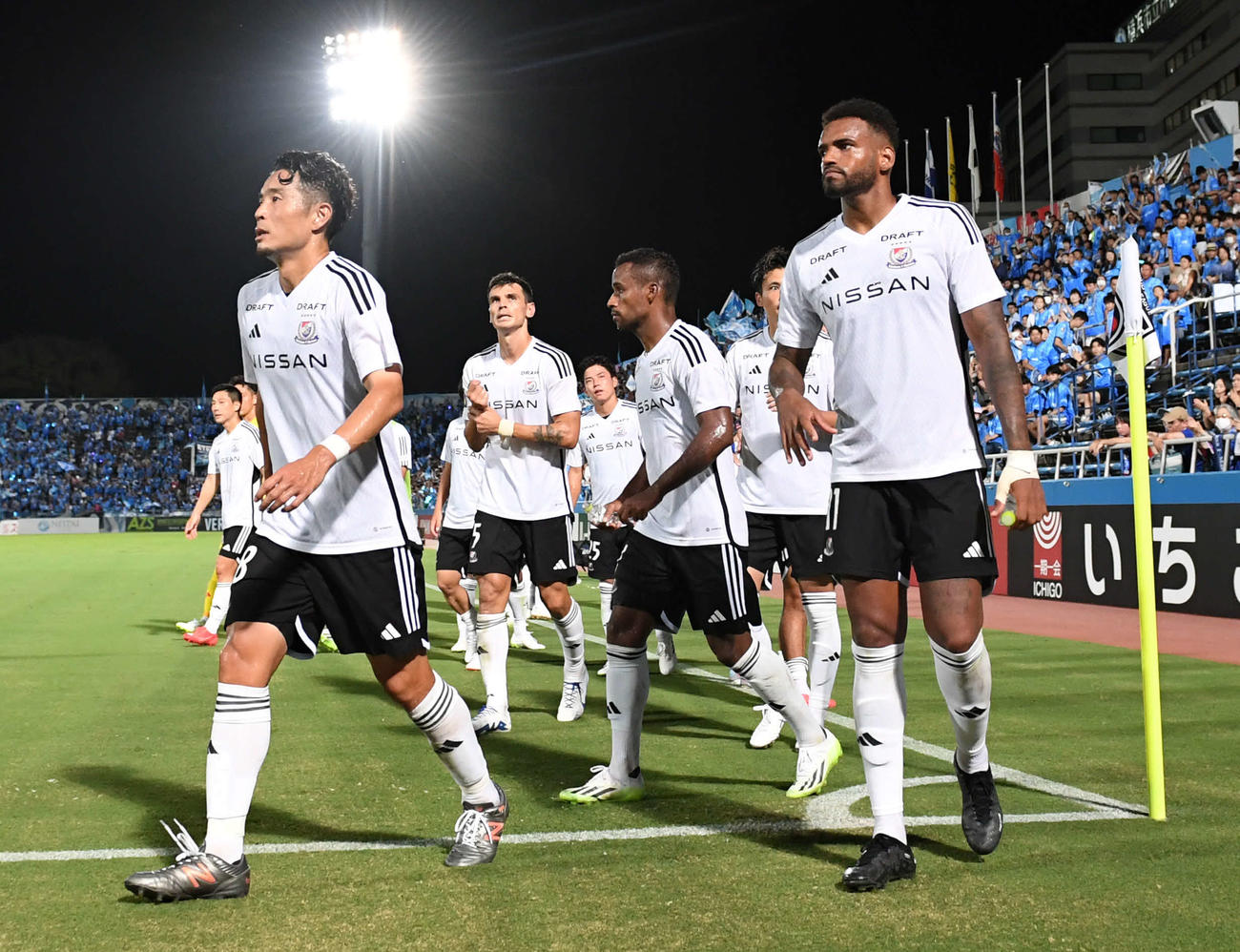 横浜FC対横浜　敗れた横浜の選手たちは重い足取りで引き揚げる（撮影・山崎安昭）
