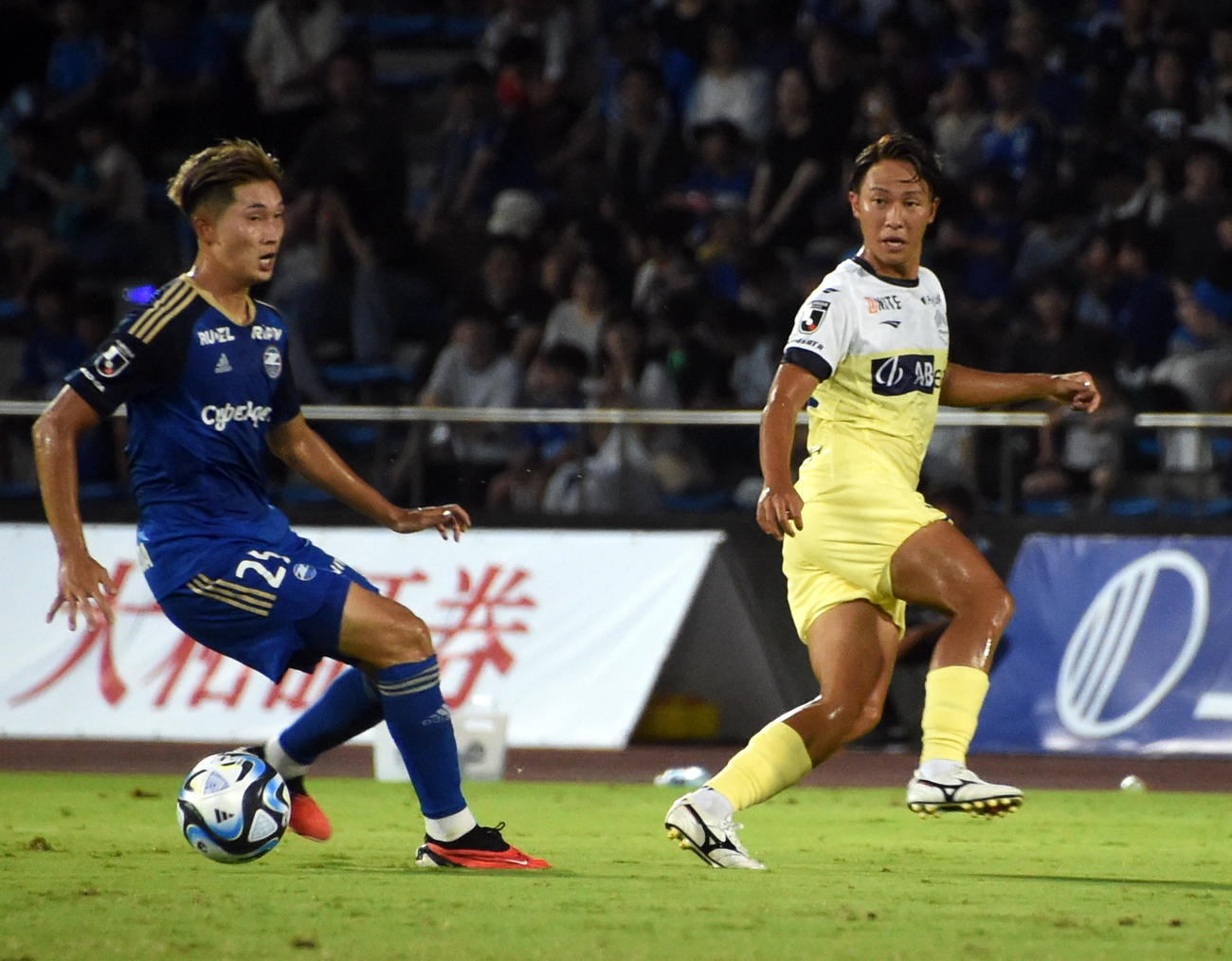 前半、パスを出す山形MF高江（右）