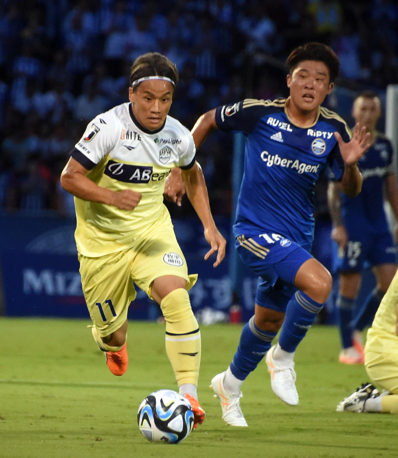 前半、ドリブルを仕掛ける山形FW藤本（左）（撮影・山田愛斗）