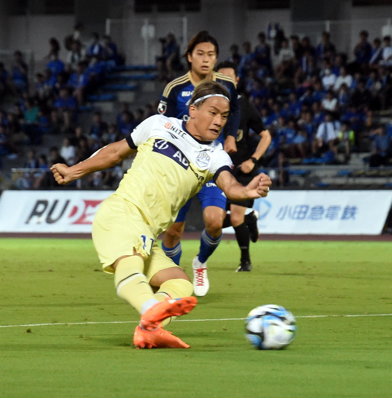 前半、シュートを打つ山形FW藤本（撮影・山田愛斗）