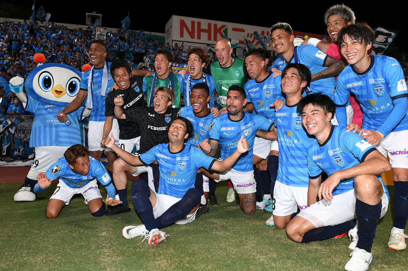 横浜FC対横浜　横浜FC伊藤（手前中央）と林（同右）は勝利を祝ってチームメートと記念撮影（撮影・山崎安昭）