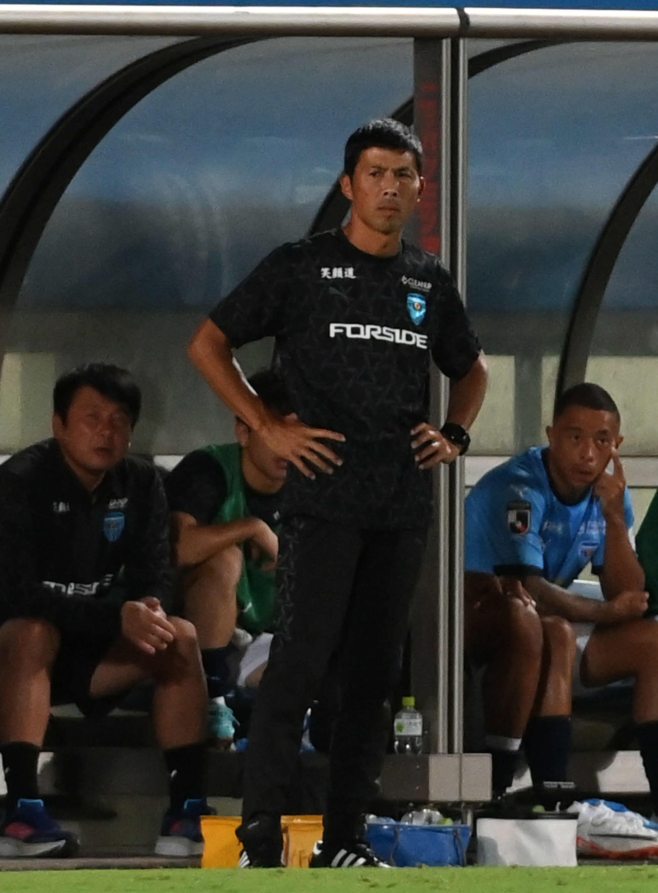 横浜FC対横浜　前半、戦況を見守る横浜FC四方田監督（撮影・山崎安昭）
