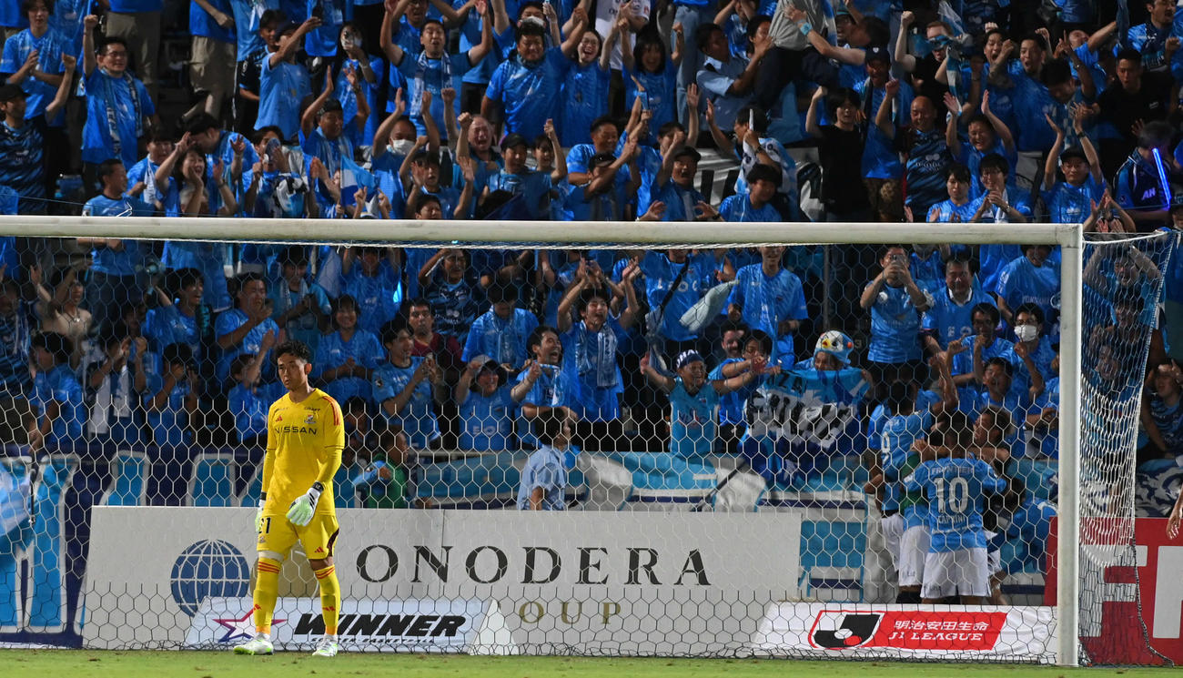 横浜FC対横浜　後半、4点目を奪われた横浜GK飯倉は険しい表情を見せる（撮影・山崎安昭）