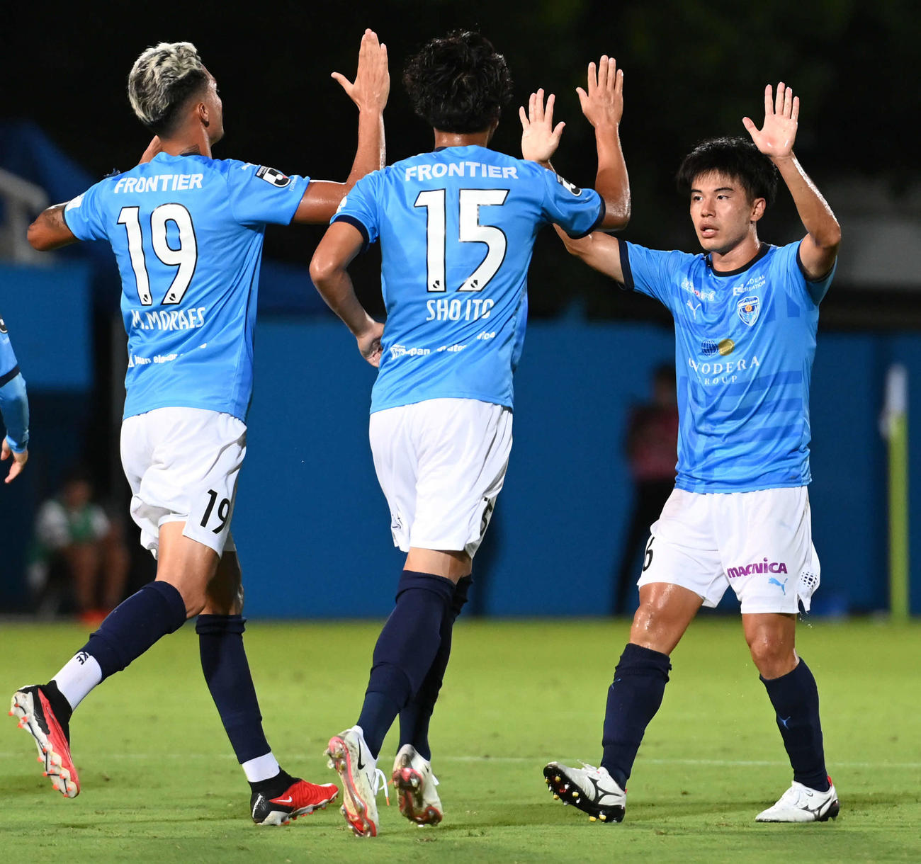 横浜FC対横浜　前半、同点ゴールを決めた横浜FC林（右）はチームメートとタッチをかわす（撮影・山崎安昭）