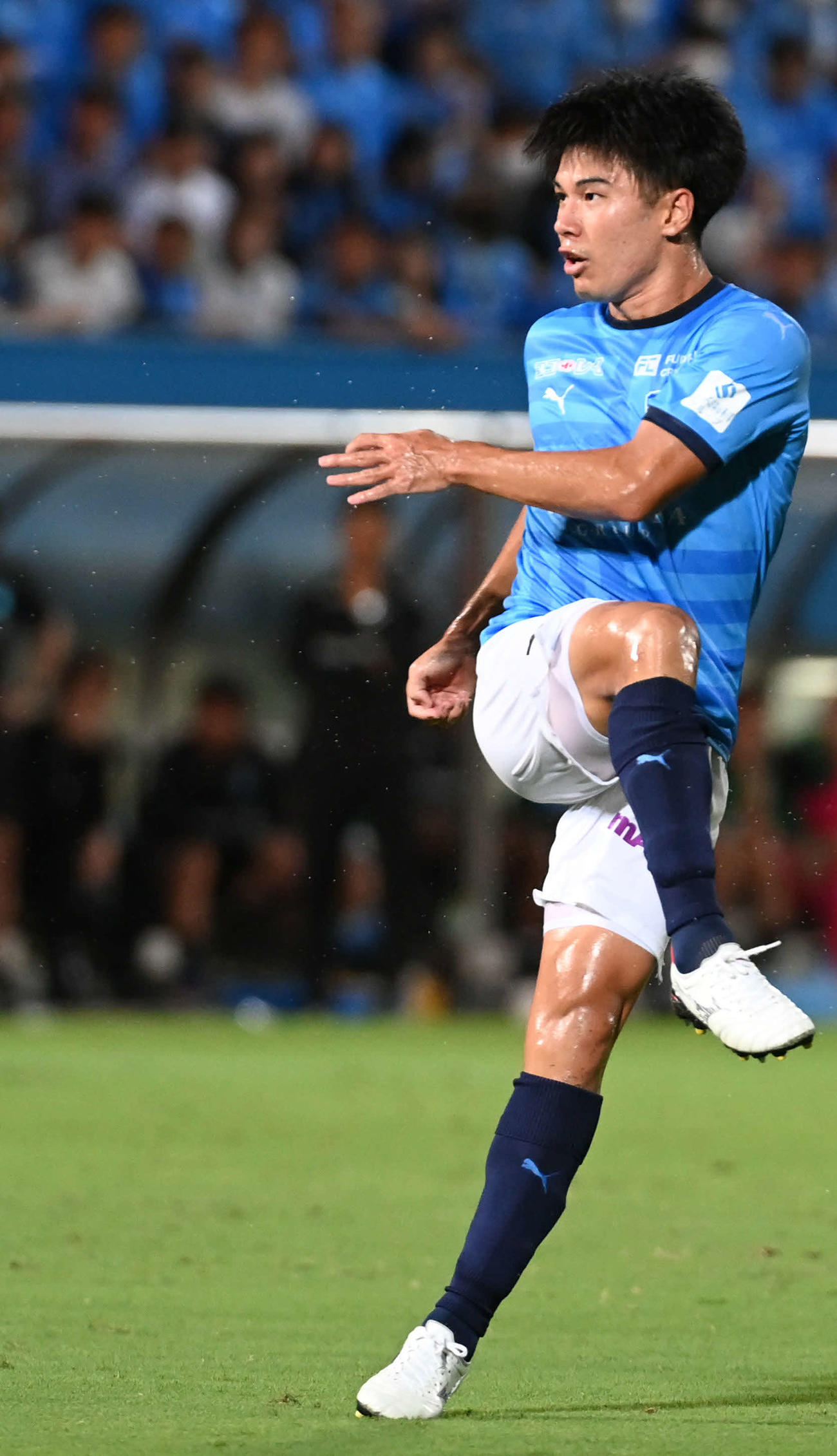 横浜FC対横浜　前半、横浜FC林はCKのこぼれ球を蹴り込み同点ゴールを決める（撮影・山崎安昭）