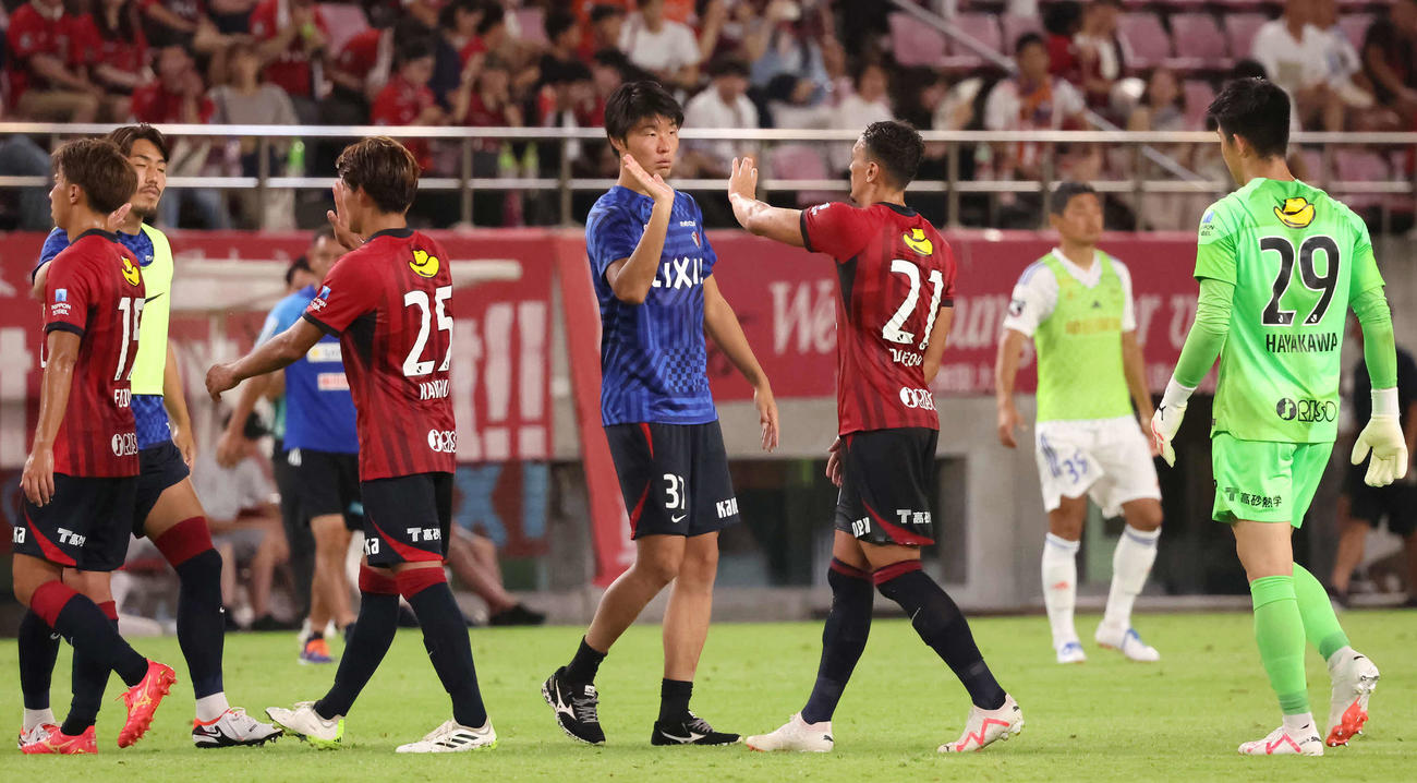 鹿島対新潟　ホームで勝利した鹿島イレブン。中央は先制ゴールの垣田（撮影・丹羽敏通）