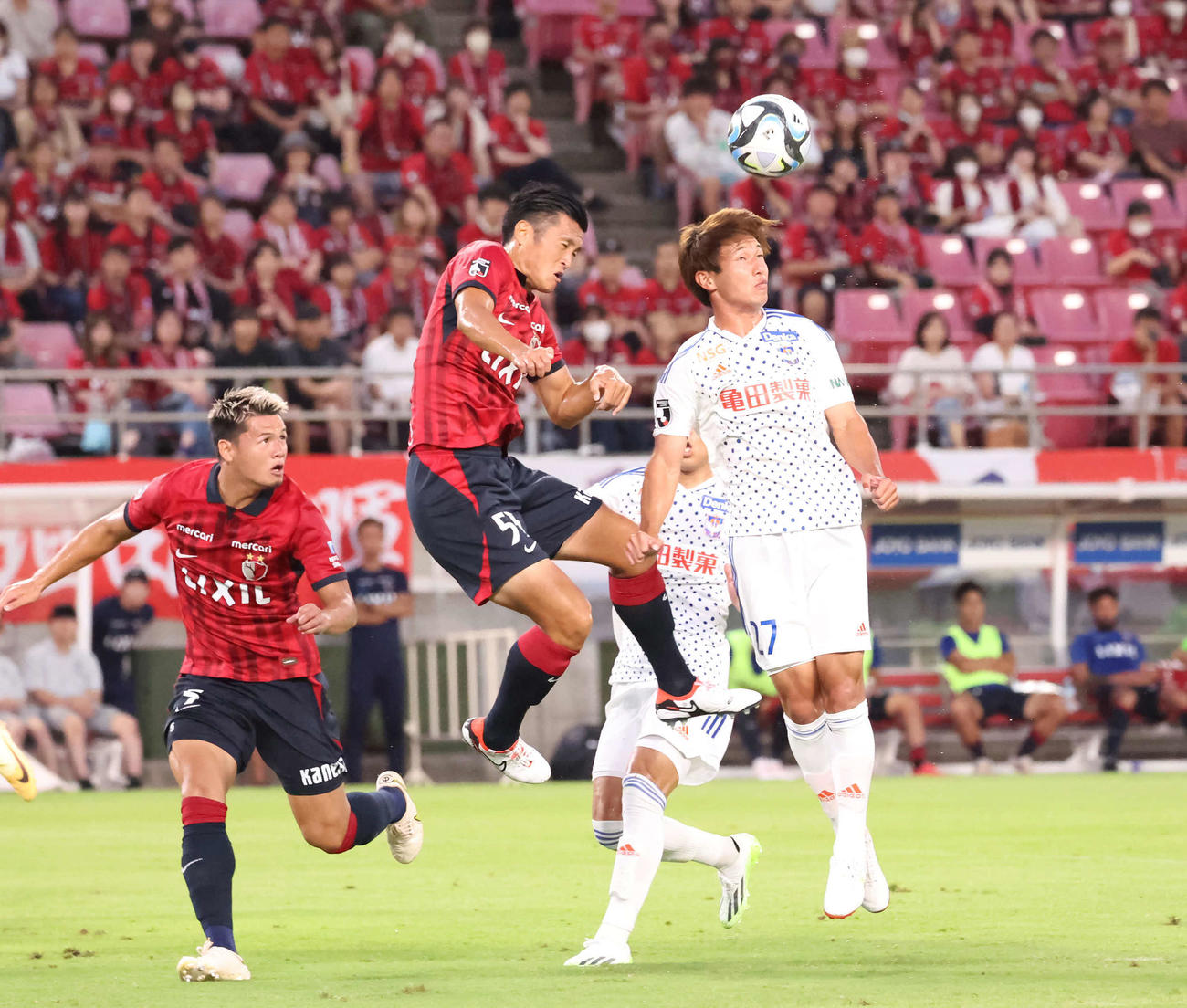 鹿島対新潟　前半、FKに飛び込む新潟長倉幹樹（右）（撮影・丹羽敏通）