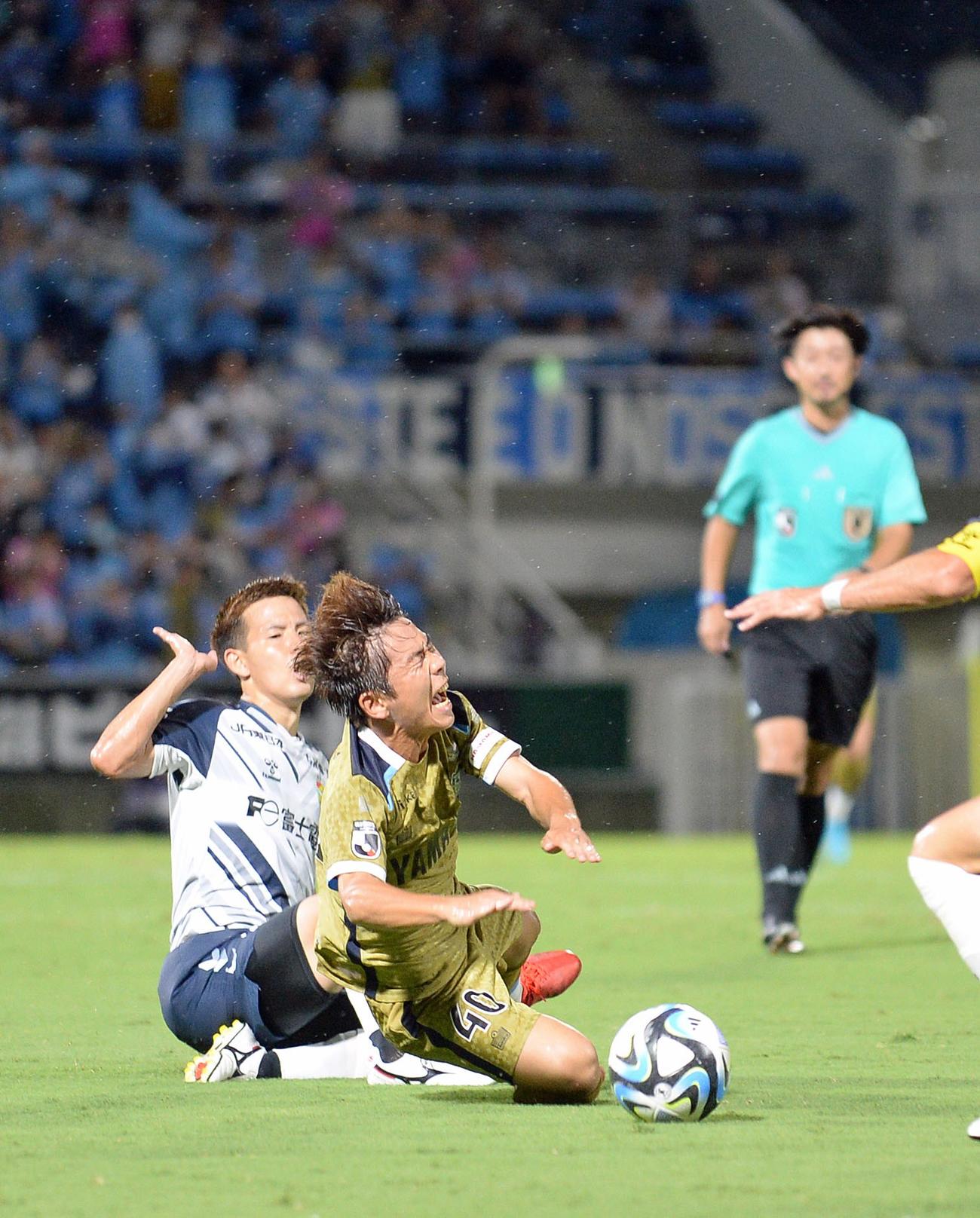 後方からのタックルで倒される磐田金子