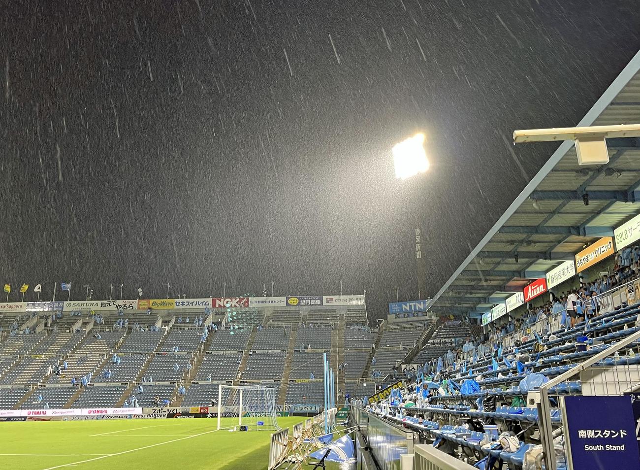 雷雨でサポーターが避難したヤマハスタジアムのスタンド