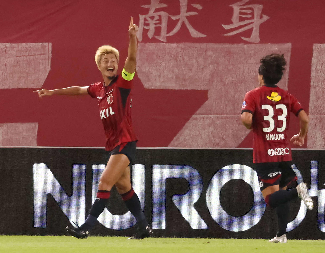 鹿島対新潟　前半、チーム2点目のゴールを決めて喜ぶ鹿島鈴木（左）（撮影・丹羽敏通）