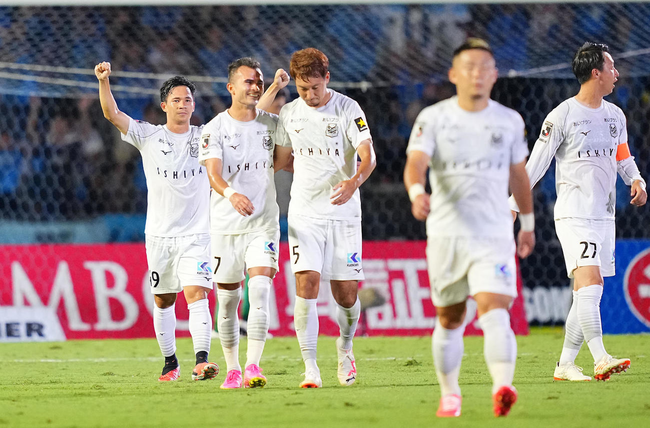川崎F対札幌　前半、先制ゴールを決めガッツポーズする札幌スパチョーク（左）（撮影・垰建太）