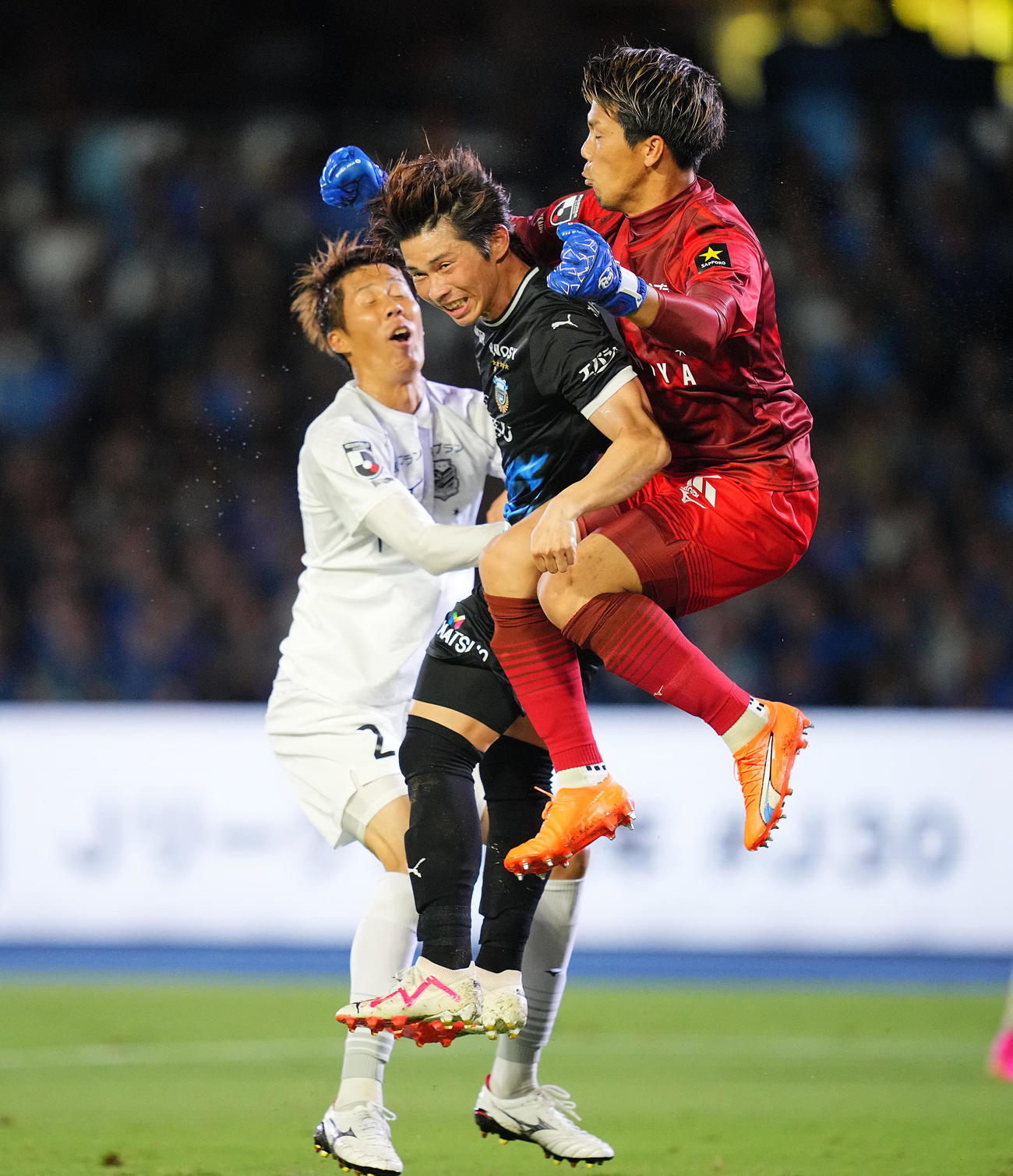 川崎F対札幌　前半、川崎F瀬川（中央）はゴール前に飛び込むも札幌GK高木（右）にクリアされる（撮影・垰建太）