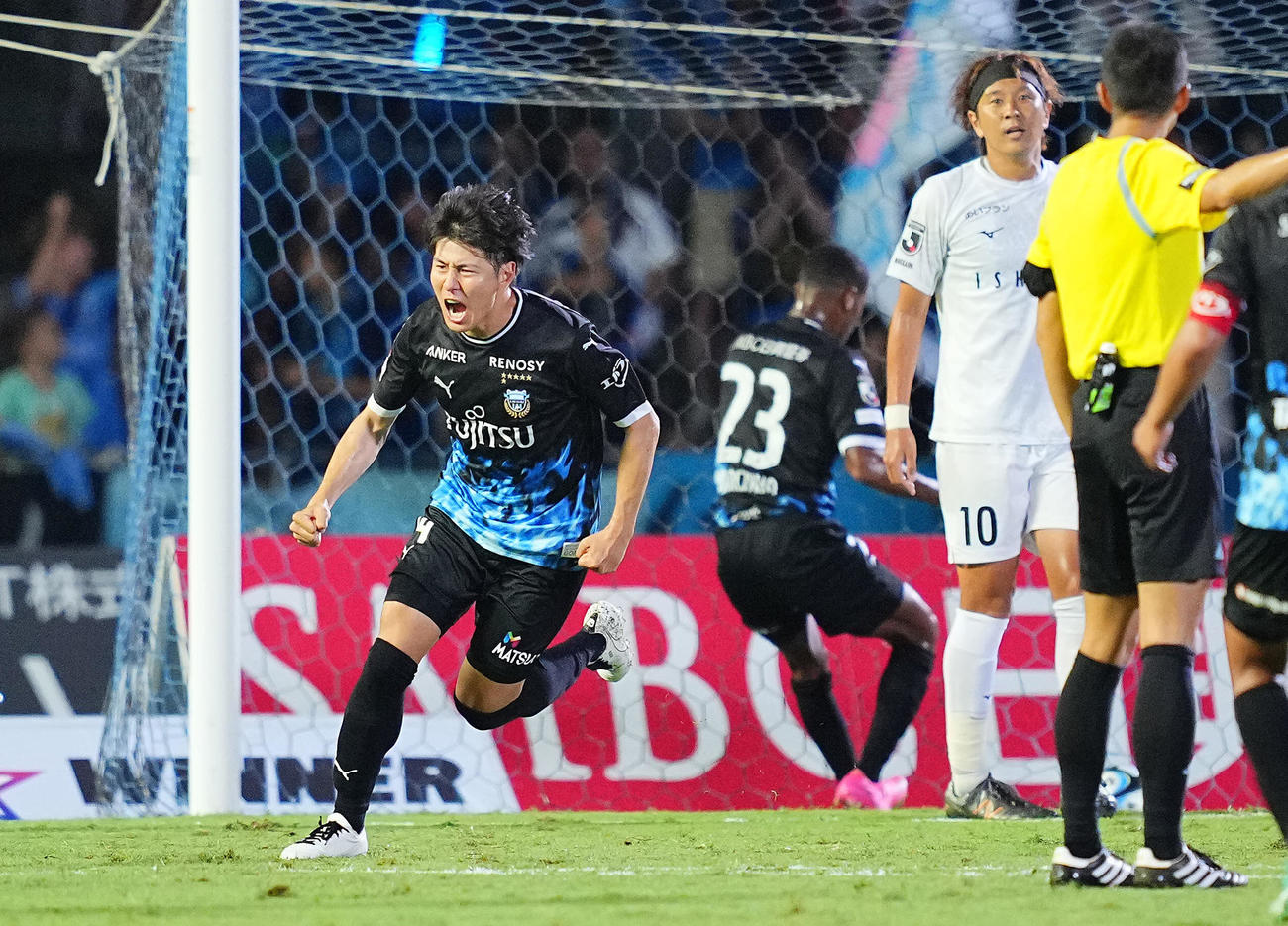 川崎F対札幌　後半、ゴールを決め雄たけびを上げる川崎F脇坂（左）（撮影・垰建太）