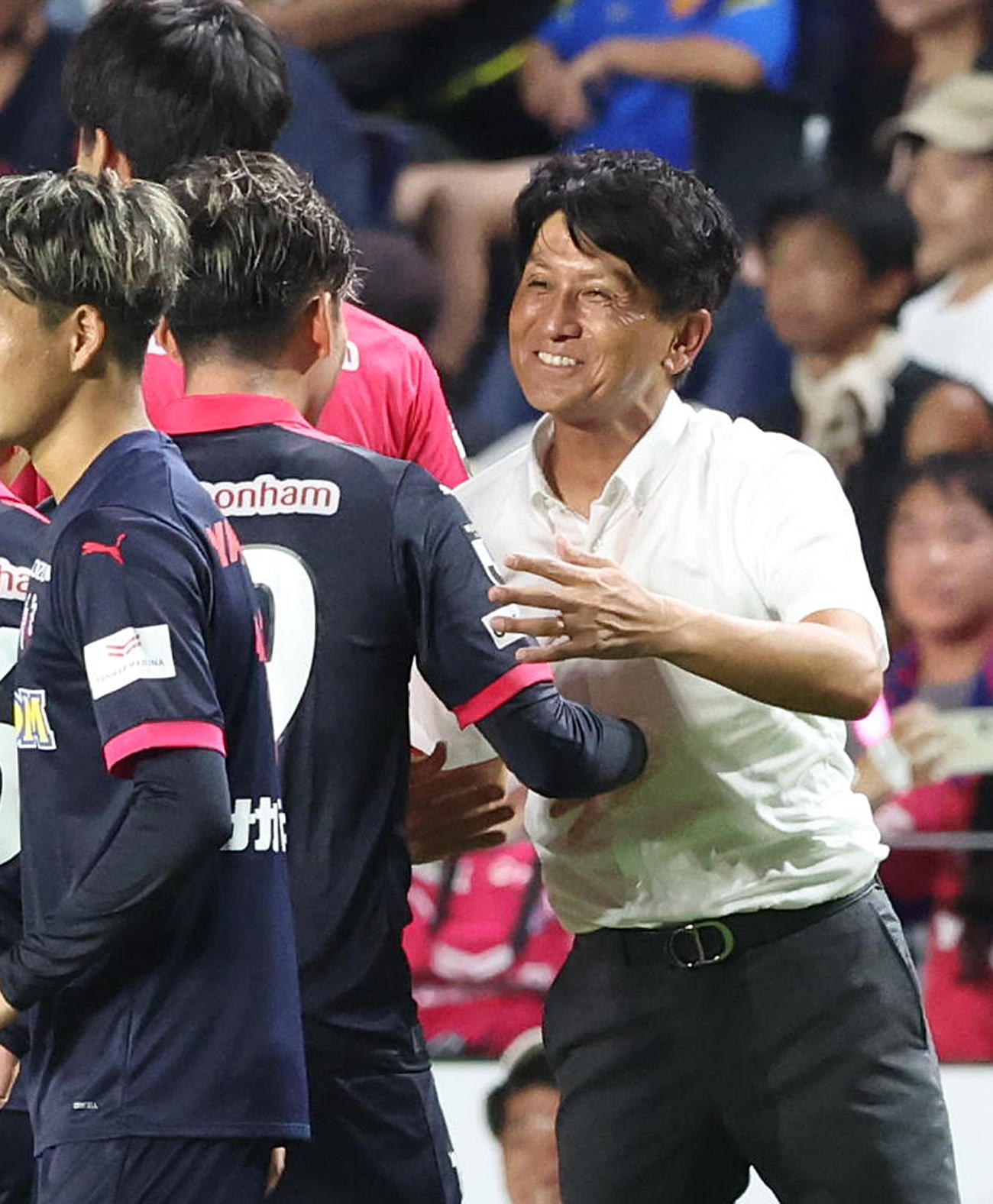 名古屋に勝利してC大阪イレブンを笑顔で出迎える小菊監督（2023年8月26日撮影）