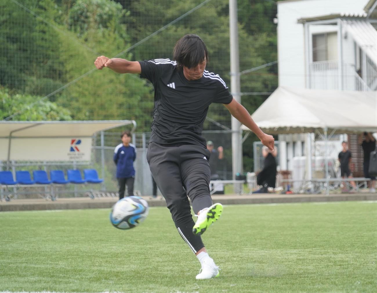 「アディダスフットボールレジェンドクリニック」でFKを披露する中村俊輔（撮影・佐藤成）