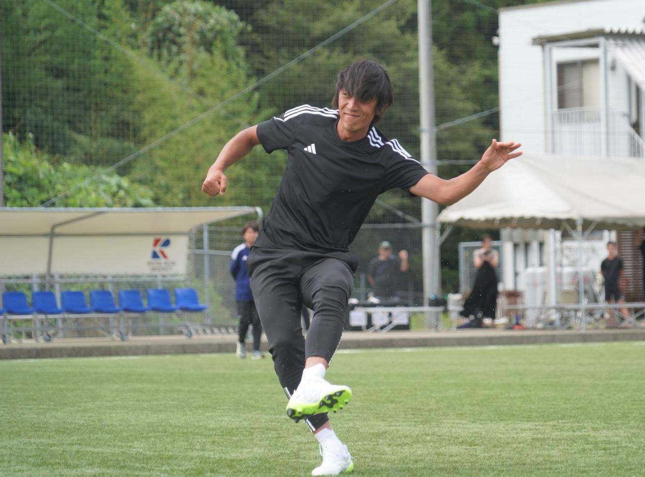 「アディダスフットボールレジェンドクリニック」でFKを披露する中村俊輔（撮影・佐藤成）