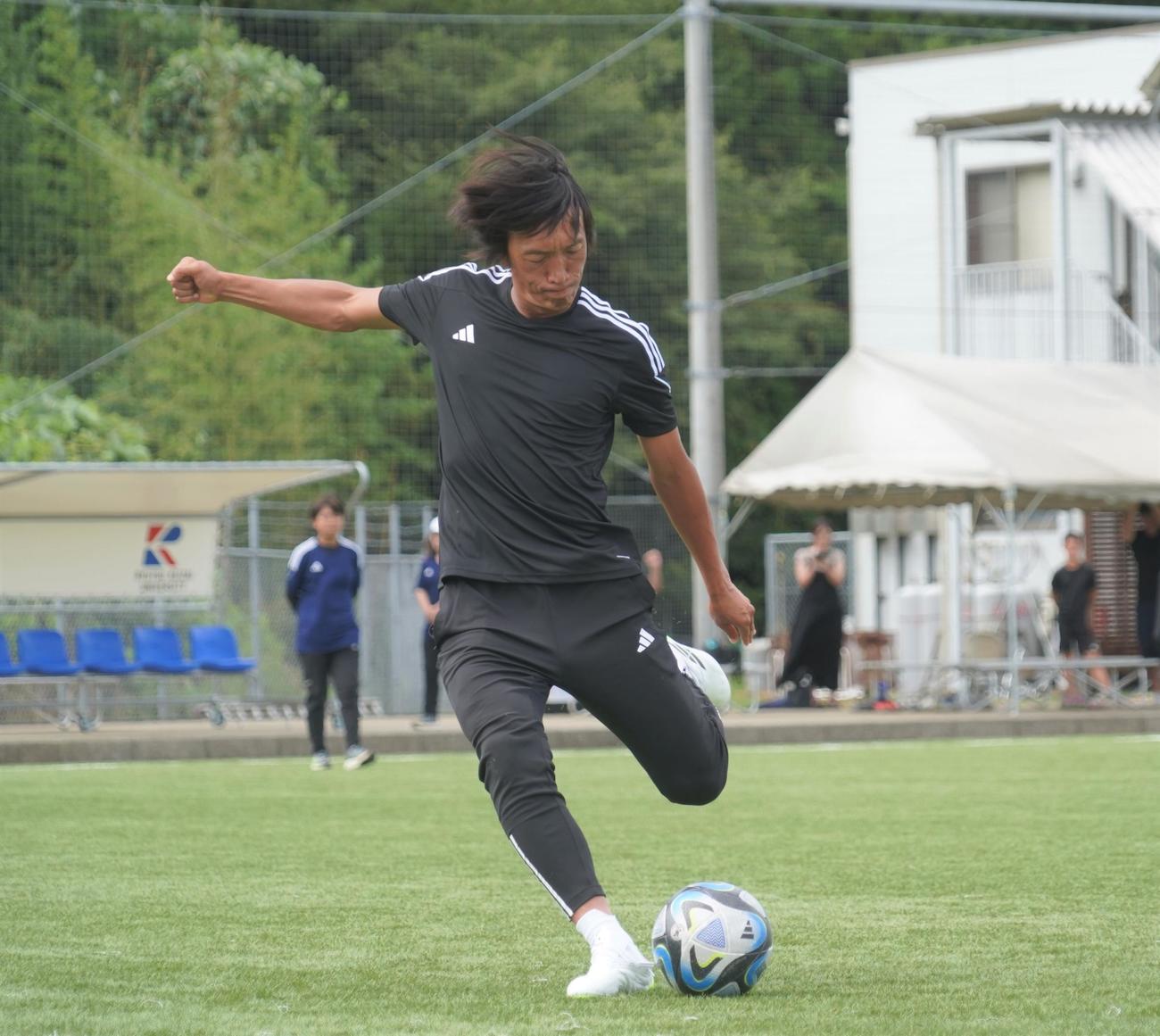 「アディダスフットボールレジェンドクリニック」でFKを披露する中村俊輔（撮影・佐藤成）