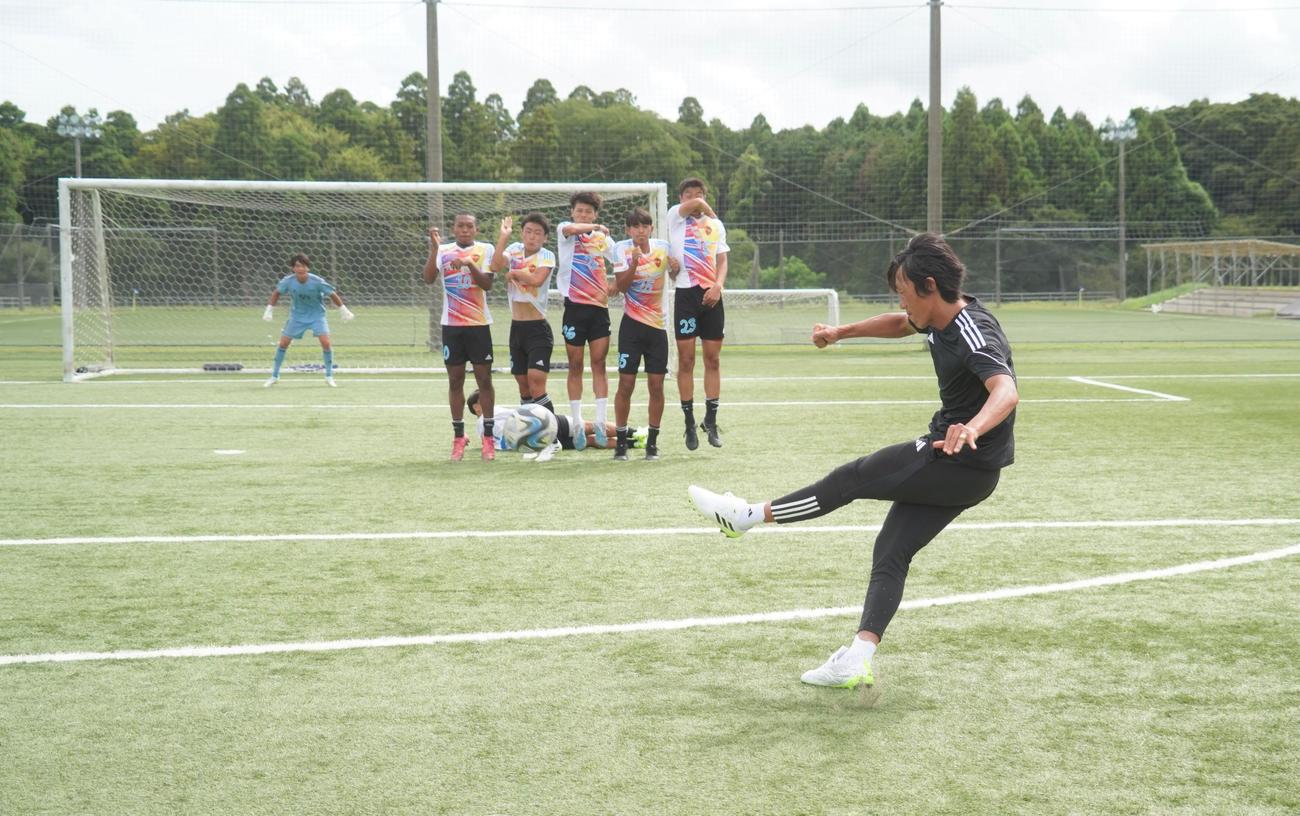 「アディダスフットボールレジェンドクリニック」でFKを披露する中村俊輔（撮影・佐藤成）