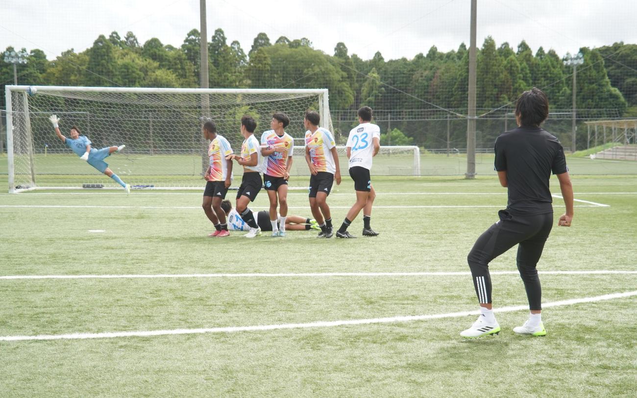 「アディダスフットボールレジェンドクリニック」でFKを披露する中村俊輔（撮影・佐藤成）