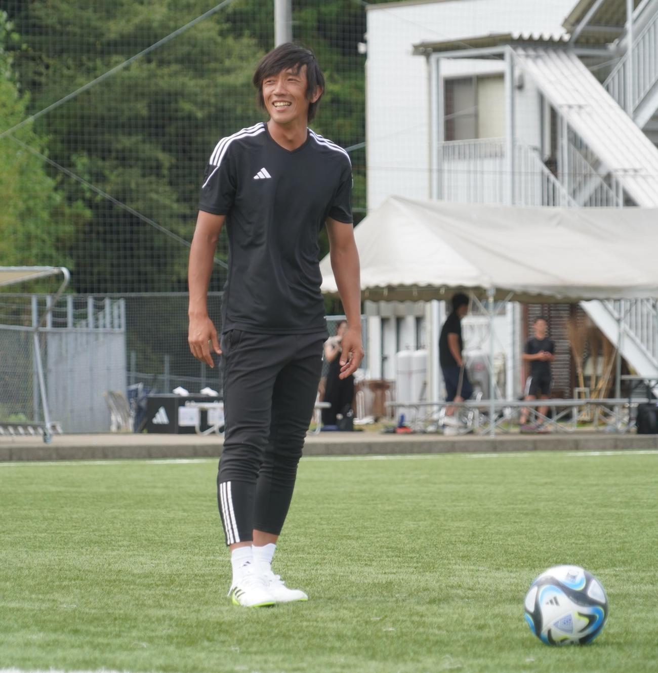 「アディダスフットボールレジェンドクリニック」でFKを披露する中村俊輔（撮影・佐藤成）